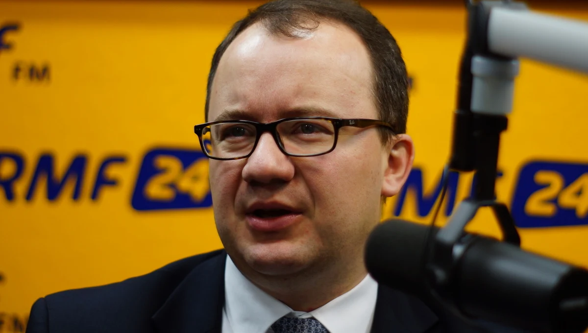 "Prezydent powinien przyznać się do popełnienia błędu i przyjąć ślubowanie od 3 sędziów wybranych 8 października" - mówi gość Kontrwywiadu RMF FM Rzecznik Praw Obywatelskich Adam Bodnar. "Jeżeli Trybunał orzekł, że zaprzysiężenie musi zostać dokonane niezwłocznie po wyborze, to przedłużanie niezwłoczności to naruszanie konstytucji" - uważa gość RMF FM. Dodaje, że zgodnie z wyrokiem TK mamy trzech legalnie wybranych sędziów - Ślebzaka, Jakubeckiego i Hausera. "Mogą wejść do Trybunału, ale nie mogą orzekać, bo zależy to od zaprzysiężenia dokonanego przed prezydentem" - komentuje Bodnar. "Sędziowie mogą jedynie apelować do prezydenta o zaprzysiężenie, a prezydent może się pogrążać w sytuacji dalszego naruszania konstytucji" - mówi gość Kontrwywiadu RMF FM. "Andrzej Duda nie jest wyrocznią jeśli chodzi o interpretację konstytucji. Wyrocznią jest Trybunał, a prezydent ślubował respektować jego wyroki" - uważa Adam Bodnar.