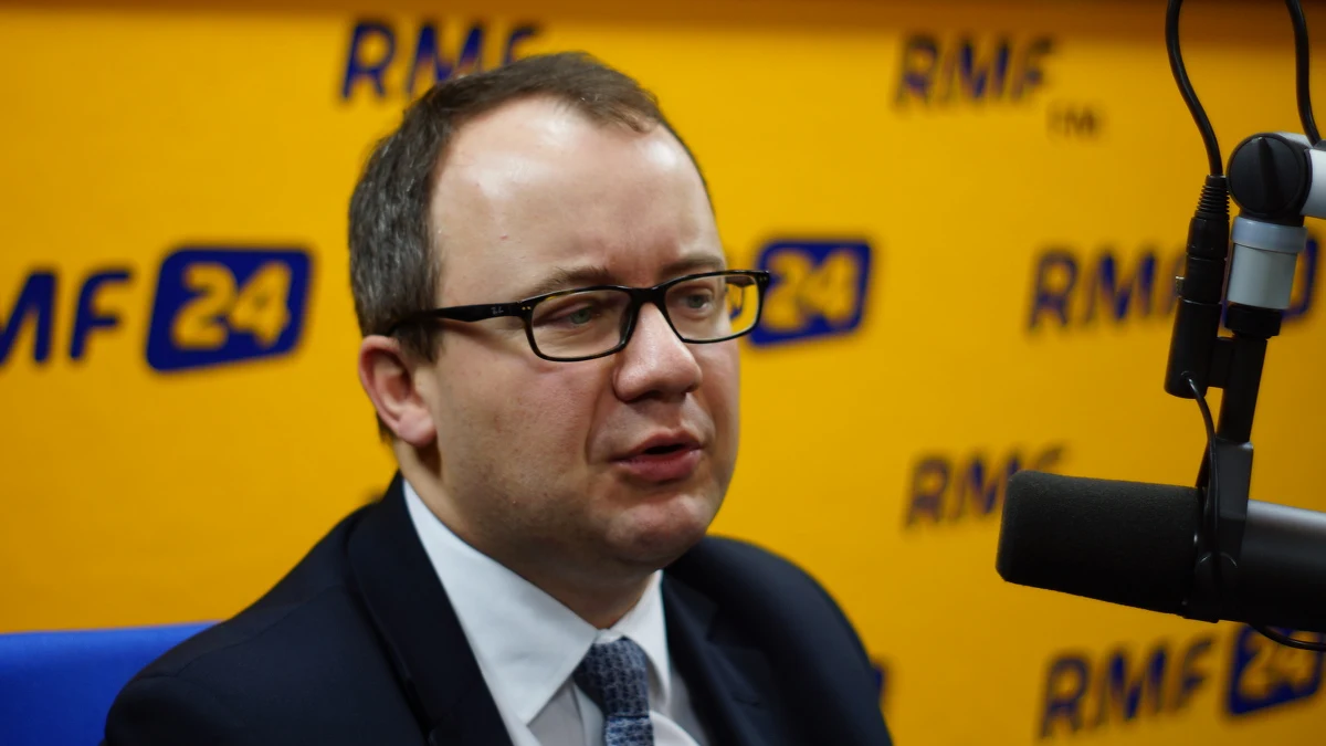 „Helsińska Fundacja Praw Człowieka była jedyną instytucją, która na piśmie mówiła, że przepisy pozwalające na wybór 2 sędziów są niezgodne z konstytucją” – mówi gość Kontrwywiadu RMF FM Rzecznik Prawo Obywatelskich Adam Bodnar, pytany przez słuchaczy o wybór sędziów Trybunału przez PO. „Mam czyste sumienie w tym kontekście” – dodaje. „Od początku nie wyglądało to dla mnie najlepiej, że przyjmowane są przepisy na wyrost, na przyszłość” – uważa Bodnar. 