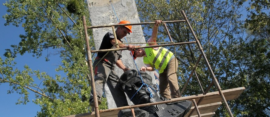 Polska odpowiada na zarzuty i żądania Rosji w sprawie pomników żołnierzy Armii Czerwonej. Resort spraw zagranicznych apeluje o „powstrzymanie się od pomnikowej histerii, która nie służy budowaniu wzajemnego dialogu i porozumienia, a jedynie prowadzi do zaostrzenia retoryki i eskalowania atmosfery wokół kwestii historyczno-pomnikowych w stosunkach polsko-rosyjskich". Podkreśla też, że Moskwa "uporczywie nie wykazuje woli do dialogu".