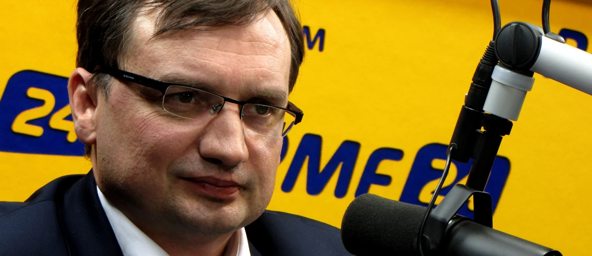 Prezydent przed Trybunał Stanu? "Niektórzy mówią NSDAP, SS. Powinni poczytać trochę z historii. To są ludzie niedouczeni" - mówi Gość Krzysztofa Ziemca w RMF FM minister sprawiedliwości Zbigniew Ziobro. "Prezydent działał zgodnie z prawem i cieszę się, że nie ulega nagonce medialnej" - dodaje Ziobro. "Jeżeli sędziowie TK są blisko związani z partiami, to realizują ich interesy, jak interes PO, czy Nowoczesnej, by uniemożliwić nam np. politykę prorodzinną 500 zł dla dziecka" - uważa minister sprawiedliwości. "Nie pozwolimy, by establishment i ci, którzy fatalnie rządzili Polską - specjaliści od zegarków i ośmiorniczek - zablokowali dobre zmiany w Polsce i zdominowali w sposób nielegalny TK po to, by wysadzić w powietrze wszystkie nasze propozycje" - mówi gość RMF FM. 