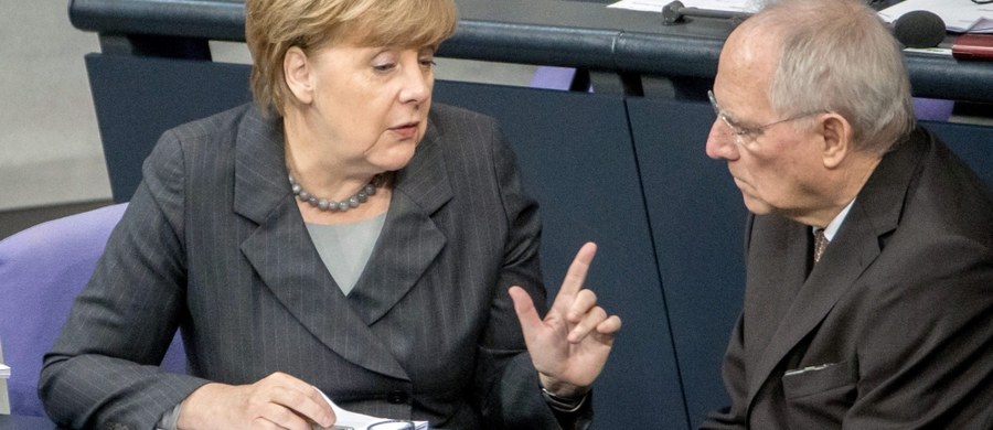 Niemiecki dziennik "Sueddeutsche Zeitung" ocenił, że kanclerz Angela Merkel, która w minionych latach w UE "pociągała za wszystkie sznurki", nie zdołała pozyskać sojuszników dla swojej polityki wobec imigrantów i jest w Europie osamotniona. "W europejskim układzie sił coś się zmieniło" - stwierdza Daniel Broessler - autor materiału opublikowanego na pierwszej stronie największej niemieckiej gazety opiniotwórczej.