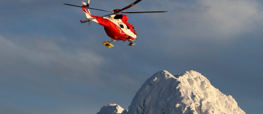 Aż osiem wypadków w Tatrach. Wszystkie spowodowane zostały poślizgnięciami na zlodowaciałym śniegu. Jak informuje nasz zakopiański reporter, śmigłowiec TOPR był bezustannie w akcji.