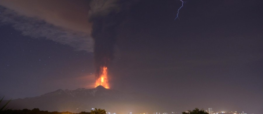 Kolejny dzień z rzędu wulkan Etna na Sycylii wyrzuca tumany popiołu wulkanicznego. Obecna aktywność została uznana przez naukowców za najgwałtowniejsze zjawisko o charakterze eksplozywnym od 20 lat. Zamknięte jest lotnisko w Katanii.