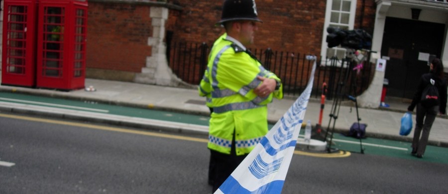 Jedna osoba została poważnie ranna a dwie lekko w rezultacie ataku nożownika na jednej ze stacji londyńskiego metra. Napastnik został zatrzymany przez policję, która oświadczyła, że traktuje zajście jako "incydent terrorystyczny".