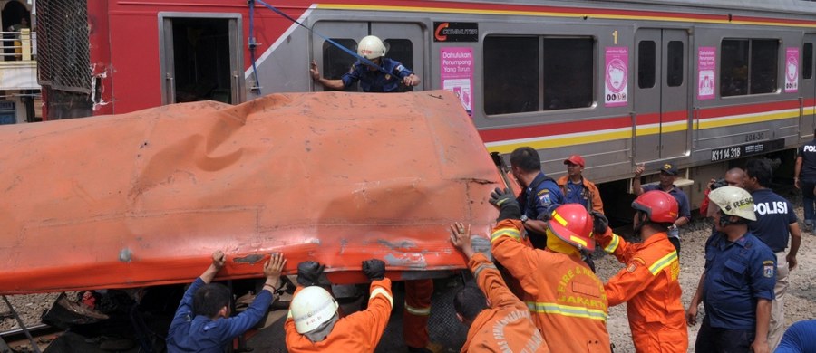 Na przejeździe kolejowym w Dżakarcie doszło do zderzenia minibusu z podmiejskim pociągiem; zginęło co najmniej 14 osób.