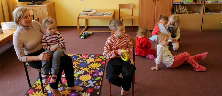 Ponad dwadzieścioro dzieci ewakuowanych pod koniec listopada z Mariupola i Donbasu idzie w poniedziałek po raz pierwszy do polskich szkół. Dla uczniów z Ukrainy przewidziano dodatkowe godziny polskiego.