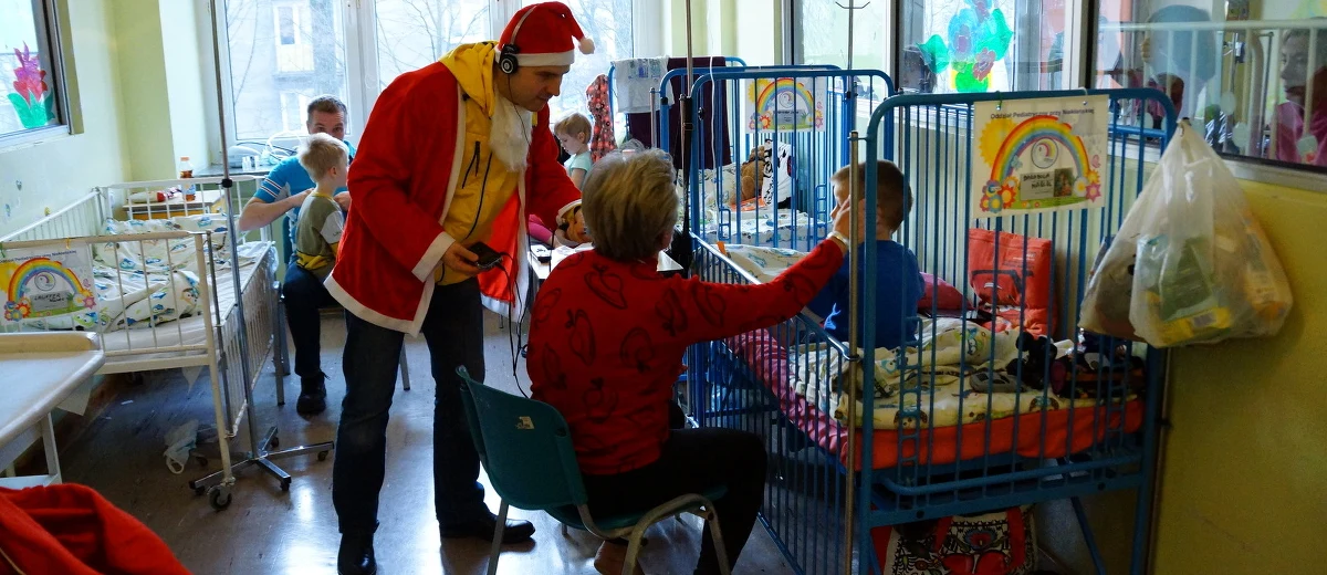 W niedzielę odbyła się premiera audiobooka "Trzy świnki" - mikołajkowego prezentu dla najmłodszych od RMF FM! W dniu Świętego Mikołaja płyty z bajką na motywach baśni braci Grimm trafiły do dzieci w szpitalach, które ten szczególny dzień musiały spędzić z dala od domu. Ale przygotowaliśmy niespodzianki dla wszystkich małych słuchaczy RMF FM!