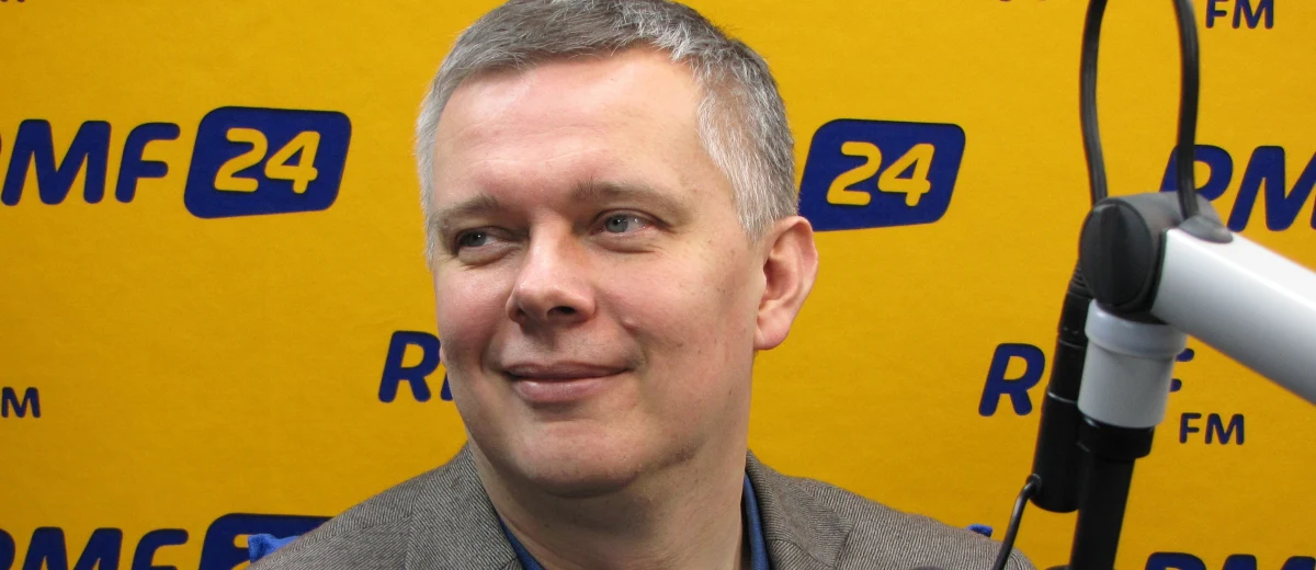 „Ostatnich kilka dni to wielka szkoda dla wiarygodności Polski. Świat na to patrzy. Jeśli tak będziemy prowadzili dyskusję na temat dostępu do broni nuklearnej, to sojusznicy nam nawet PlayStation nie pożyczą, co dopiero mówić o poważnej broni” – mówi gość Kontrwywiadu RMF FM Tomasz Siemoniak z PO. Chodzi o zapowiedź wiceszefa MON, że w ministerstwie trwają prace nad dostępem Polski do broni nuklearnej. „Sprawy nuklearne w NATO należą do najtajniejszych spraw. Dziwne głosy posła, który wczoraj był konstytucjonalistą, dziś jest specjalistą od broni atomowej, są naprawdę fatalne” – uważa były minister obrony. Jego zdaniem „źle, że o sprawach bezpieczeństwa Polski rozmawia się w tonacji zupełnie niepoważnej lub zgłaszając fantastyczne projekty”. „Przypominam, że nie ma RBN od kilku miesięcy. To byłoby gremium do rozważań na temat aspektów bezpieczeństwa. Liczę, że Andrzej Duda szybko ją powoła” – komentuje. Inwigilacja opozycji? „Działania Antoniego Macierewicza są z gatunku takich fantazji, jak broń atomowa. Inwigilacji opozycji nie było” – odpowiada Siemoniak. Dodaje, że zajmowanie się takimi sprawami to „bzdura i uciekanie od realnych problemów bezpieczeństwa”. 