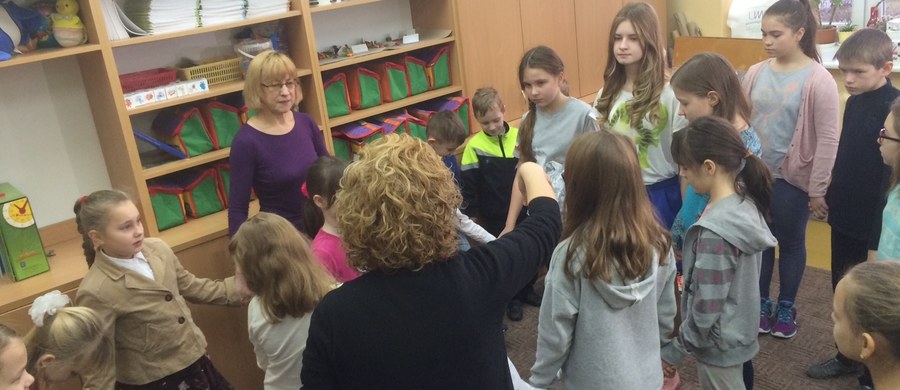To była ich pierwsza lekcja w Polsce. Trzynaścioro dzieci z ośrodka w Rybakach w woj. warmińsko-mazurskim rozpoczęło naukę w szkole podstawowej w Stawigudzie. 