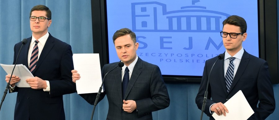 Wtorkowy "Fakt" przygląda się losom "tria z Madrytu" czyli trzech polityków PiS, którzy w atmosferze skandalu zakończyli karierę parlamentarną. "Adam Hofman założył agencję PR, a Mariusz Antoni Kamiński został wykładowcą. Tylko Adam Rogacki na razie nie pracuje. O pieniądze jednak wciąż nie musi się martwić" - czytamy w dzienniku. 