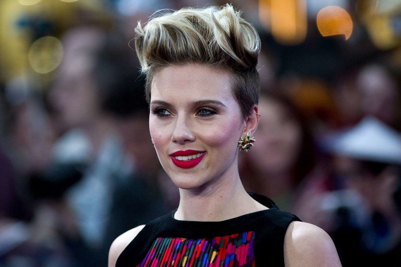 ​Scarlett Johansson opowiedziała o swej roli filmie "Kapitan Ameryka: Wojna bohaterów". Aktorka, wcielająca się w postać Czarnej Wdowy w adaptacjach komiksów Marvela, opisała swą bohaterkę jako "mediatora" pomiędzy zwaśnionymi grupami superbohaterów.