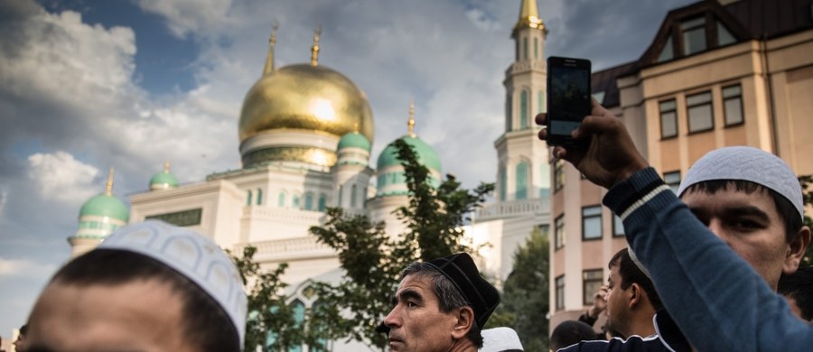 Młodzi muzułmanie z Czeczenii i Dagestanu uciekają ze swoich państw w poszukiwaniu pracy, którą często znajdują w Rosji. I to właśnie tam, a nie w swoich republikach ich poglądy religijne ulegają radykalizacji - podkreśla "Financial Times".