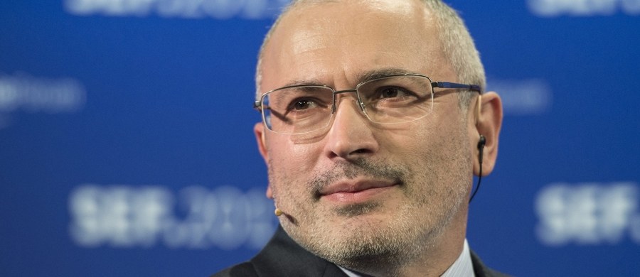 Michaił Chodorkowski znowu ścigany przez Moskwę. Chodorkowski to niegdyś najbogatszy Rosjanin, właściciel Jukosu - największej firmy naftowej, zawłaszczonej przez władze - i wróg Władimira Putina. Odsiedział prawie 10 lat w łagrze, stracił majątek, a po wyjściu na wolność wyjechał do Szwajcarii. Teraz ponownie wydano za nim list gończy.