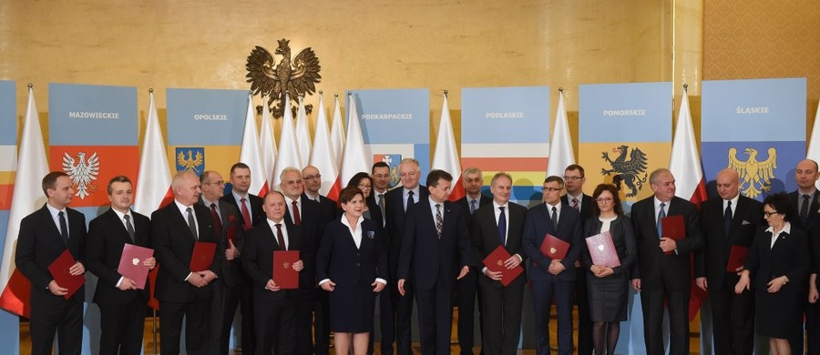 Premier Beata Szydło wręczyła akty powołania 16 nowym wojewodom. Są oni przedstawicielami Rady Ministrów w województwie.