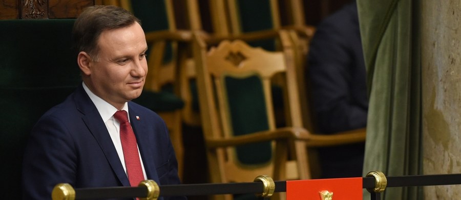 Prezydent Andrzej Duda odbierze w środę ślubowanie od Julii Przyłębskiej - piątej sędzi Trybunału Konstytucyjnego spośród pięciu sędziów, wybranych początkiem grudnia przez Sejm nowej kadencji. Poinformował o tym szef biura prasowego Kancelarii Prezydenta Marek Magierowski. Według niego, zaprzysiężenie to formalnie kończy spór wokół TK. Magierowski dodał, że z decyzji o zaprzysiężeniu sędzi TK można wyciągnąć wniosek, że prezydent nie zamierza zaprzysiąc trójki sędziów wybranych przez Sejm poprzedniej kadencji.