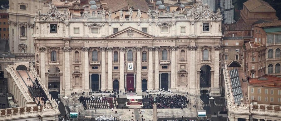 Już pierwszego dnia Roku Świętego włoska Gwardia Finansowa skonfiskowała w Rzymie pół miliona podrabianych, nielegalnych pamiątek z wizerunkami papieża i Watykanu. Znaleziono je w hurtowniach należących do Chińczyków.