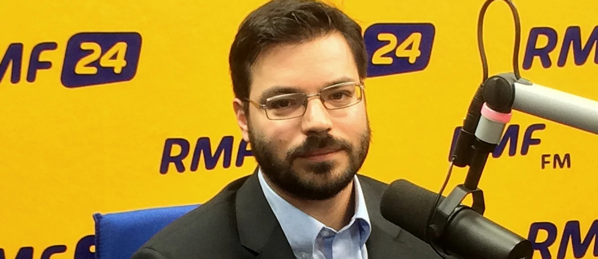 „Do sporów o wybór sędziów TK podchodzimy na zasadzie ‘nie nasz cyrk, nie nasze małpy’, ale w tym galimatiasie prawnym pojawiają się różne interpretacje. Jedna z nich dowodzi, że zarówno wybór dokonany przez PO i PSL jak PiS były nielegalne – sędziów zgłaszała bowiem wyłącznie grupa posłów, a nie grupa posłów i prezydium Sejmu” – mówi gość Kontrwywiadu RMF FM wicemarszałek Sejmu Stanisław Tyszka z Kukiz’15. Prezydent przed Komisję Odpowiedzialności Konstytucyjnej? „Daleko nam do nawalanki PO-Nowoczesna-PiS. Nie uczestniczymy w wojenkach partyjnych. Chcemy naprawiać instytucje państwa” – odpowiada gość Kontrwywiadu. „Najlepiej byłoby napisać całkiem nową konstytucję, bo dokument byłby spójny, a nie byłby zgniłym kompromisem, jak ten z 1997 roku. Dziś złożymy projekt powołania nadzwyczajnej komisji do napisania nowej konstytucji” – zapowiada polityk. Co zmienić w konstytucji? „Relacje między władzami. Kuriozalne jest to, że mamy dwuwładzę wykonawczą – prezydenta i premiera” – odpowiada wicemarszałek.