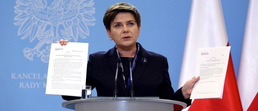 Dzieci nie będą odbierane rodzicom tylko z powodów ekonomicznych - zapowiedziała premier Beata Szydło. Zaprezentowała projekt ustawy w tej sprawie. Został także przygotowany projekt chroniący dzieci przed pedofilami.