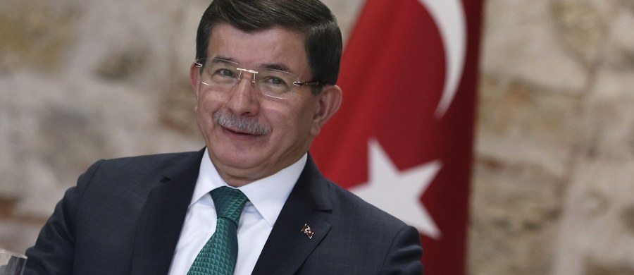 Według premiera Turcji Ahmeta Dawutoglu, Rosjanie zmuszają do ucieczki z północnej Syrii ludność turkmeńską i sunnicką, po to by chronić swoje bazy wojskowe. 
