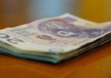 PiS chce obniżyć wiek emerytalny. Opozycja mówi o "krachu systemu"