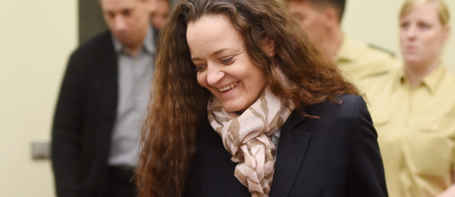 Po 2,5 roku milczenia Beate Zschaepe, neonazistka oskarżona o współudział w 10 morderstwach dokonanych przez Narodowosocjalistyczne Podziemie, ustosunkowała się po raz pierwszy do zarzutów. Przeprosiła rodziny ofiar, lecz nie przyznała się do winy.