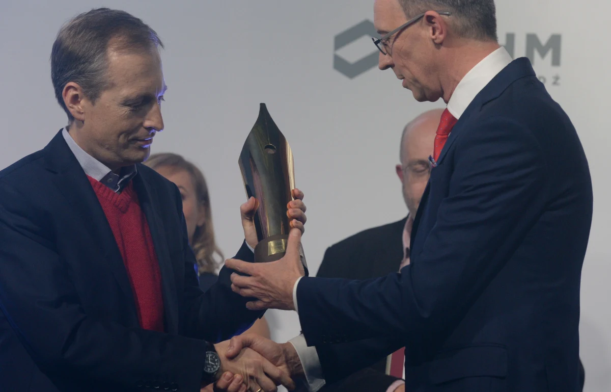 Konrad Piasecki z RMF FM otrzymał w czwartek w Warszawie tytuł Dziennikarza Roku 2015. „Wciąż to oczywiście do mnie nie dociera, za poza tym nie czuję się najlepszym, czuję się jednym z wielu, ale oczywiście strasznie się cieszę” – mówił Konrad tuż po odebraniu nagrody. Nasz redakcyjny kolega został nagrodzony za to, że w swoich programach: „Kontrwywiadzie” w RMF FM, „Piaskiem po oczach” w TVN24 i w felietonach w Interii udowadnia, że z przedstawicielami władzy można rozmawiać konkretnie i bez uprzedzeń, a dziennikarski komentarz może być merytoryczny, a nie polityczny.