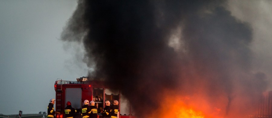 Do około 178 tys. pożarów, w których zginęło prawie pół tysiąca osób, doszło już w tym roku - alarmują strażacy. Apelują o ostrożność przy korzystaniu z różnego rodzaju grzejników i rozwagę przy ozdabianiu domów i choinek świątecznymi iluminacjami i świecami.