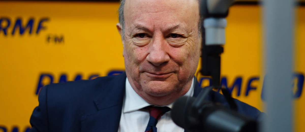 "Najbardziej szokującą rzeczą dla rynków finansowych jest atak PiS na Trybunał Konstytucyjny. Trybunał jest gwarancją praworządności, praw własności i utrzymania demokracji w kraju. Inwestorzy nie będą mogli mieć pewności trwałości i przewidywalności swoich praw własności. To największe zagrożenie dla przyszłego rozwoju Polski"  - mówi gość Kontrwywiadu RMF FM były minister finansów Jacek Rostowski z PO. "Obawiam się, że gryplan PiS-u jest taki, aby przejmując TK, móc tak skonstruować ordynację, żeby w 2019 roku, mimo przegranej, dalej mieć większość parlamentarną" - dodaje. 