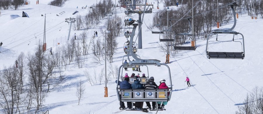 Największe stacje narciarskie wciąż jeszcze nie rozpoczęły sezonu zimowego, bo śniegu jest jak na lekarstwo. Czynne są już jednak niektóre wyciągi na Podhalu, a w Beskidach ruszył Biały Krzyż w Szczyrku. 