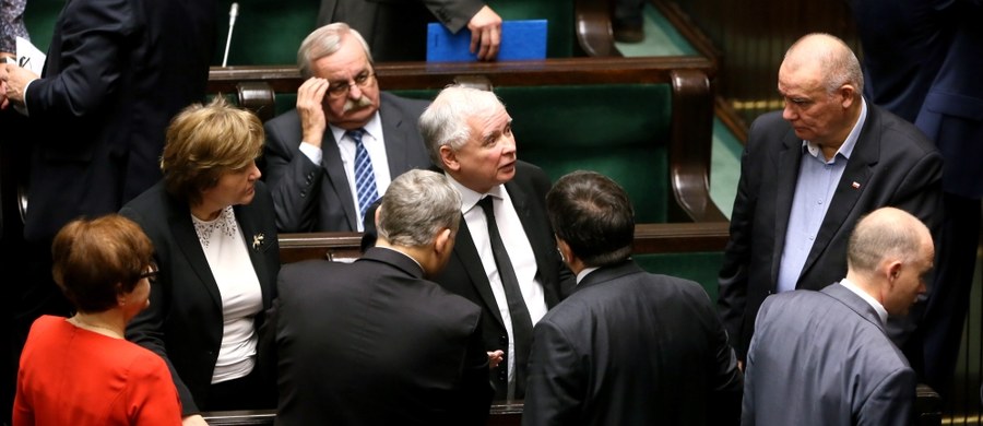 "Powstała sytuacja ogromnej kompromitacji Trybunału Konstytucyjnego i ta kompromitacja się pogłębia, bo to orzeczenie z 3 grudnia było podjęte w niewłaściwym składzie" – tak Jarosław Kaczyński skomentował na antenie telewizji Republika najnowszą odsłonę sporu wokół TK. "Marszałek Sejmu - uważa Kaczyński - może zwrócić się, oczywiście nie bezpośrednio, poprzez swego przedstawiciela, o to, żeby zgodnie z Kodeksem postępowania cywilnego uznać ten wyrok za nieważny" – dodał prezes Prawa i Sprawiedliwości. 