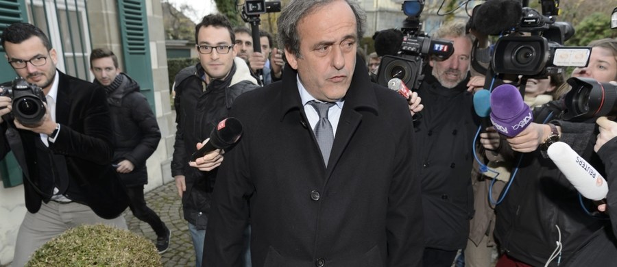 Michel Platini będzie z pewnością zawieszony na wiele lat - oświadczył rzecznik prasowy Komisji Etycznej FIFA Andreas Bantel. Jego wypowiedź ukazała się w piątek wieczorem na stronie internetowej dziennika "L'Equipe". "Co do Blattera, nie ma dla niego różnicy między zawieszeniem na wiele lat a dożywotnią dyskwalifikacją" - dodał Bantel.