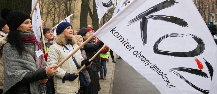 Manifestacje przed siedzibą Trybunału Konstytucyjnego m.in. Komitetu Obrony Demokracji, a także Marsz Wolności i Solidarności organizowany przez PiS w rocznicę wprowadzenia stanu wojennego - to niektóre ze zgromadzeń publicznych, które w weekend odbędą się w Warszawie.
