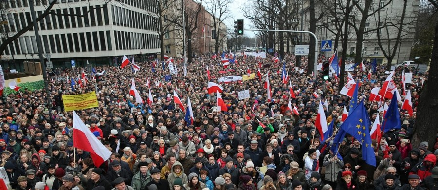 Tłumy manifestantów uczestniczyły w zorganizowanym przez Komitet Obrony Demokracji proteście przeciwko zmianom, jakie w Trybunale Konstytucyjnym wprowadza Prawo i Sprawiedliwość. Marsz odbył się pod hasłem "Obywatele dla demokracji". Jego uczestnicy przeszli spod siedziby TK przed Sejm, a następnie przed Pałac Prezydencki. Obyło się bez incydentów. Według ostatnich danych stołecznej policji, w marszu wzięło udział około 20 tysięcy ludzi.