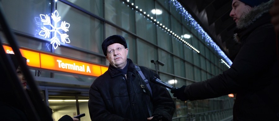 Rosyjski dziennikarz Leonid Swiridow opuścił w sobotę wieczorem Polskę. Przed wylotem na warszawskim lotnisku mówił, że wyjeżdża "bez decyzji sądu". Swiridow musiał opuścić Polskę po tym, gdy szef Urzędu do Spraw Cudzoziemców utrzymał w mocy decyzję wojewody mazowieckiego o cofnięciu dziennikarzowi zezwolenia na pobyt.
