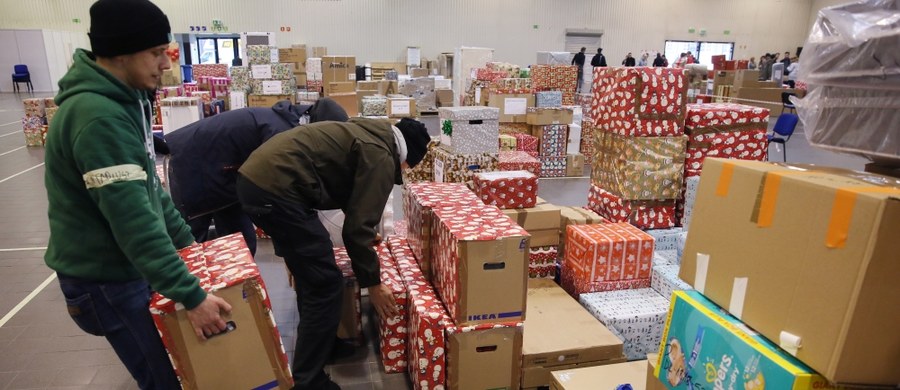 W całej Polsce odbywał się w weekend Wielki Finał XV edycji akcji Szlachetna Paczka! Pomoc dotarła do blisko 21 tysięcy rodzin. "Czuje się, że się komuś pomaga - i to jest fajne uczucie" - usłyszał reporter RMF FM Krzysztof Kot od chłopaka, który z grupą znajomych przygotował i przywiózł Paczkę do magazynu w Lublinie. W Warszawie Michał Dobrołowicz pytał zaś darczyńców o życzenia, które najbardziej ich zaskoczyły bądź… wzruszyły: "W tym roku odwiedziłam starszą panią, która ma 84 lata. Wychowuje samotnie prawnuczka. Marzeniem tej pani była bordowa sukienka. Ona chodzi generalnie w dżinsach, czarnych ubraniach, szarych. I wnuczek powiedział, że on chciałby dla babci bordową sukienkę". W akcję zaangażowanych jest ponad 10 tysięcy wolontariuszy.