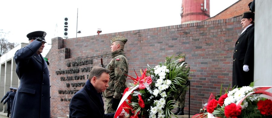W 34. rocznicę wprowadzenia stanu wojennego prezydent Andrzej Duda złożył kwiaty przed pomnikiem poległych górników katowickiej kopalni Wujek. Potem przez ponad 20 minut zwiedzał mieszczące się w pobliżu pomnika Muzeum Izbę Pamięci Kopalni Wujek – prowadzone od 2011 r. przez Śląskie Centrum Wolności i Solidarności.
