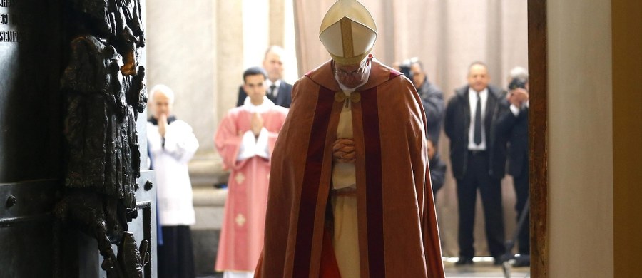 Podczas mszy w bazylice św. Jana na Lateranie papież Franciszek otworzył Drzwi Święte, co jest symbolicznym aktem związanym z inauguracją Roku Świętego. Franciszek apelował do wiernych, by mimo przemocy na świecie nie popadali w smutek i zniechęcenie.