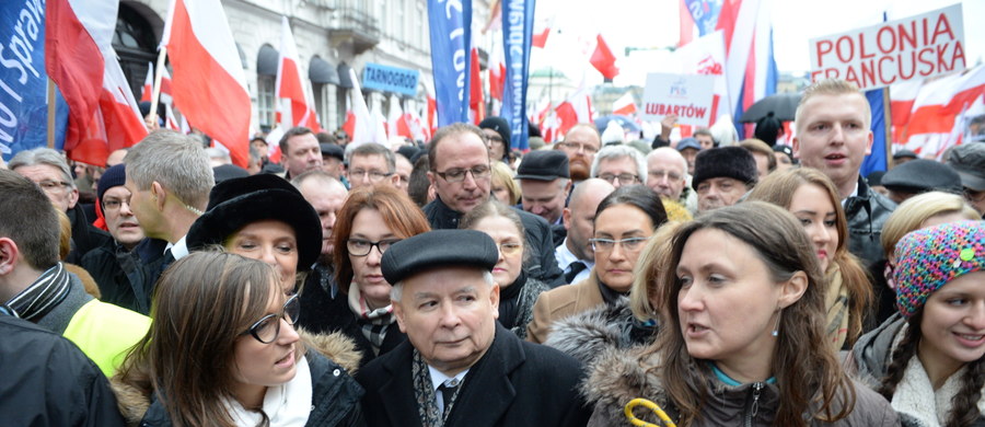 Od Apelu Pamięci rozpoczął się na warszawskim Placu Trzech Krzyży V Marsz Wolności i Solidarności, zorganizowany przez Prawo i Sprawiedliwość w rocznicę wprowadzenia w Polsce stanu wojennego. Był wyrazem poparcia dla działań rządu i prezydenta. Manifestujący nieśli biało-czerwone flagi i transparenty m.in. z hasłami: "Prezydencie jesteśmy z tobą", "Chcemy dekomunizacji sądów i mediów publicznych", "Smoleńsk - wszystko zgodnie z procedurą. Demontaż Polski - zgodnie z polityką PO i PSL". Według szacunków stołecznego Ratusza, w marszu wzięło udział 15 tysięcy osób, a według rzecznika Komendy Stołecznej Policji asp. szt. Mariusza Mrozka uczestników było 40-45 tys. 