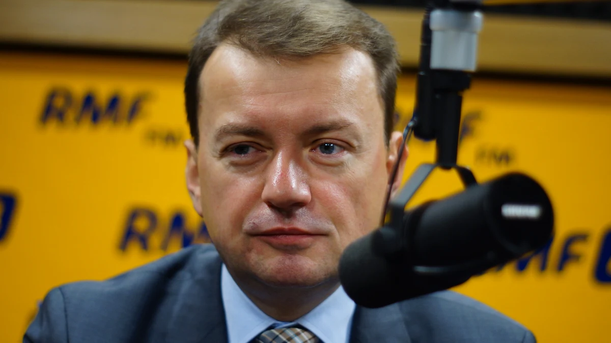 "W niedzielę szliśmy z dobrymi intencjami. Komuniści i złodzieje? Pan Petru w sobotę mówił o jakichś szaleńcach, którzy mają iść w manifestacji następnego dnia. Nakręcono histerię, która ma polityczny cel" - mówi w Kontrwywiadzie RMF FM o sobotniej demonstracji przed TK i niedzielnym marszu PiS szef MSWiA Mariusz Błaszczak. "W sobotę demonstrowali ci, którzy chcą, żeby było tak, jak było przez ostatnich 8 lat. Nie przyjmują do wiadomości wyniku wyborów" - komentuje. "W niedzielę na marszu było około 45 tysięcy osób, a więc dużo więcej jest tych, którzy uważają, że przyszedł czas na dobrą zmianę. Ci, którzy się z tym nie zgadzają, nie szanują wyniku wyborów" - ocenia. "To, co działo się wczoraj przed domem prezesa Kaczyńskiego, to wścieklizna polityczna i nadużycie. To uwłacza pamięci ofiar stanu wojennego" - komentuje również Mariusz Błaszczak. BOR dla prezesa PiS? "Rozmawiałem z Jarosławem Kaczyńskim i mówił, że nie oczekuje takiej ochrony. Nie występuje o taką ochronę i nie sądzę, żeby występował" - odpowiada szef MSWiA.