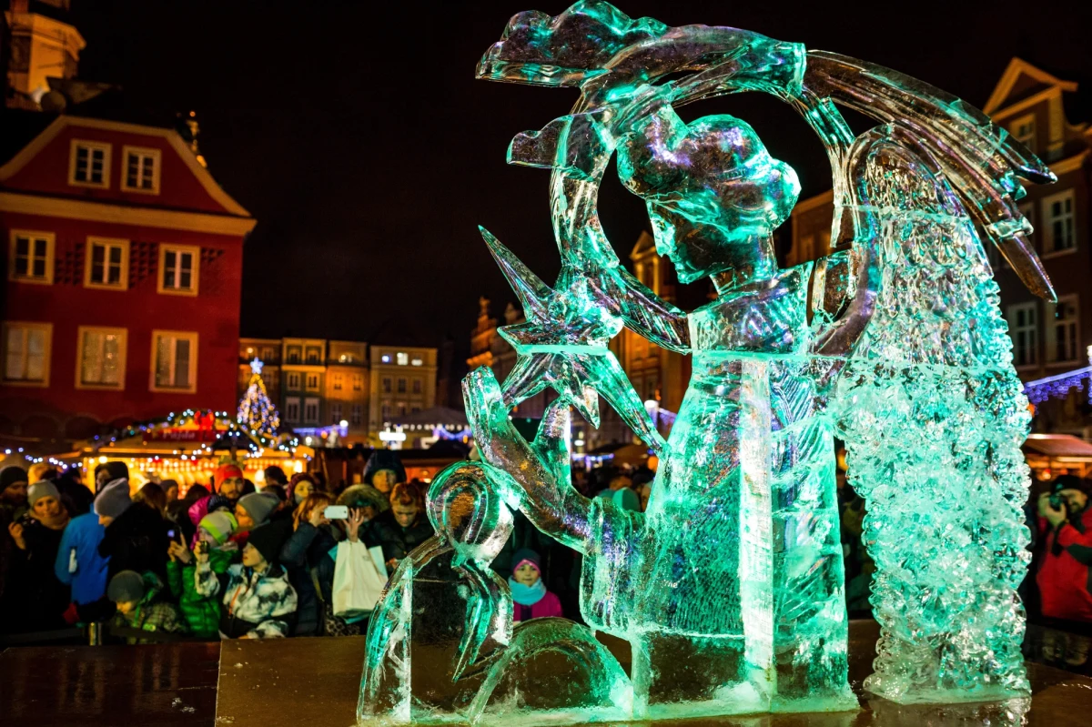 Lodowe rzeźby po raz dziesiąty stanęły na poznańskim Starym Rynku w ramach Festiwalu Rzeźby Lodowej. Największe uznanie zdobył wyrzeźbiony przez Kanadyjczyków anioł. Wśród prac konkursowych znalazły się też lodowe jednorożce, syreny, rycerze, a nawet mistrz Yoda z „Gwiezdnych wojen”. 