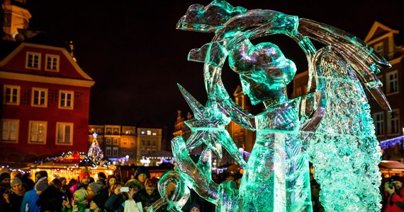 Lodowe rzeźby po raz dziesiąty stanęły na poznańskim Starym Rynku w ramach Festiwalu Rzeźby Lodowej. Największe uznanie zdobył wyrzeźbiony przez Kanadyjczyków anioł. Wśród prac konkursowych znalazły się też lodowe jednorożce, syreny, rycerze, a nawet mistrz Yoda z „Gwiezdnych wojen”. 
