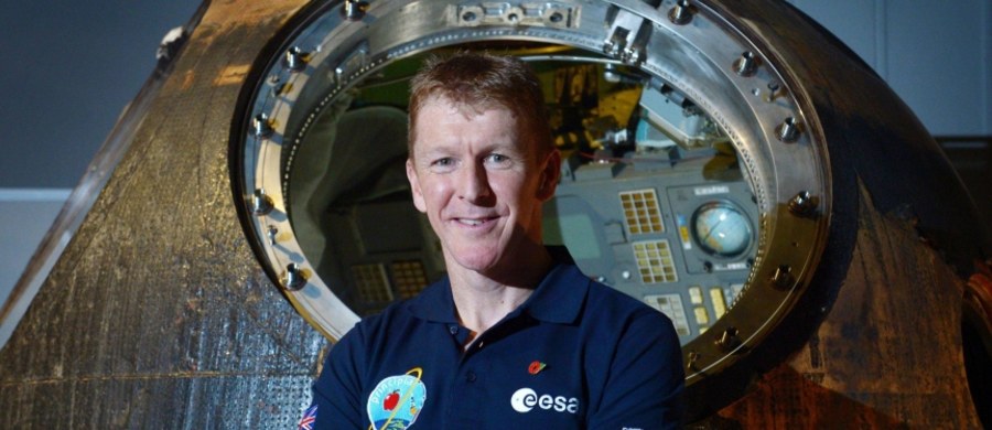 Pierwszy brytyjski astronauta, który zamieszka w międzynarodowej stacji kosmicznej, jest już gotowy do lotu. Major Tim Peake wystartuje jutro w rosyjskiej rakiecie z Bajkonuru. 43-letni astronauta zabierze ze sobą przyrząd, bez którego Brytyjczyk w kosmosie byłby bezradny, czyli specjalną filiżankę, której można używać w stanie nieważkości. Popijając herbatę, obejrzy "Gwiezdne Wojny". 