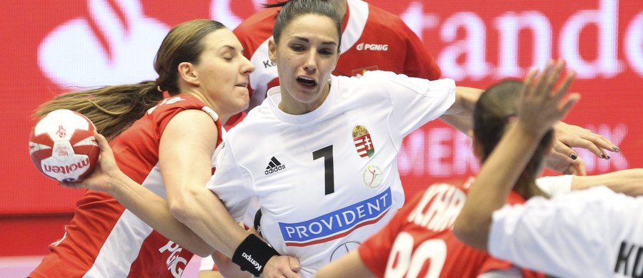 "Wcześniej na tym turnieju graliśmy strasznie. Teraz powiedzieliśmy sobie, że to będzie ten mecz, ten moment, kiedy pokażemy, na co nas stać" - mówił Kim Rasmussen, trener polskiej kadry piłkarek ręcznych, po zwycięskim meczu biało-czerwonych z Węgierkami i awansie do ćwierćfinału MŚ. "Jestem dumny z dziewczyn" - podkreślał. "Dziś czułyśmy się bardzo mocne i że Węgierki nie są w stanie przejść przez naszą obronę" - zdradziła z kolei kapitan naszej reprezentacji Karolina Kudłacz-Gloc.