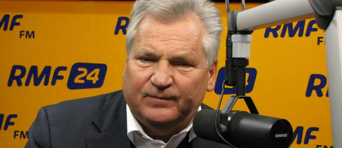 „Gdyby mnie ktoś zapytał, czy w pierwszym miesiącu będziemy mieli taki cyrk, to powiedziałbym: nie, to niemożliwe. A mamy. Prezydent co najmniej dwukrotnie naruszył konstytucję, rząd powoduje ewidentne naruszenie nie drukując werdyktów Trybunału Konstytucyjnego” – mówi gość Kontrwywiadu RMF FM były prezydent Aleksander Kwaśniewski. Jego zdaniem prezydent złamał konstytucję, bo „ułaskawił człowieka niewinnego” i nie zaprzysiągł wybranych przez Sejm sędziów. Pytany o list byłych prezydentów i premierów odpowiada: „Obowiązkiem jest w takim momencie historii nie milczeć, a powiedzieć, co sądzimy”. Dodaje, że inicjatorem był Bronisław Komorowski. „Każda władza mija i ci, którzy sądzą, że objąwszy ją miesiąc temu będą ją przez 100 lat sprawować, szybko się pomylą” – uważa były prezydent. 