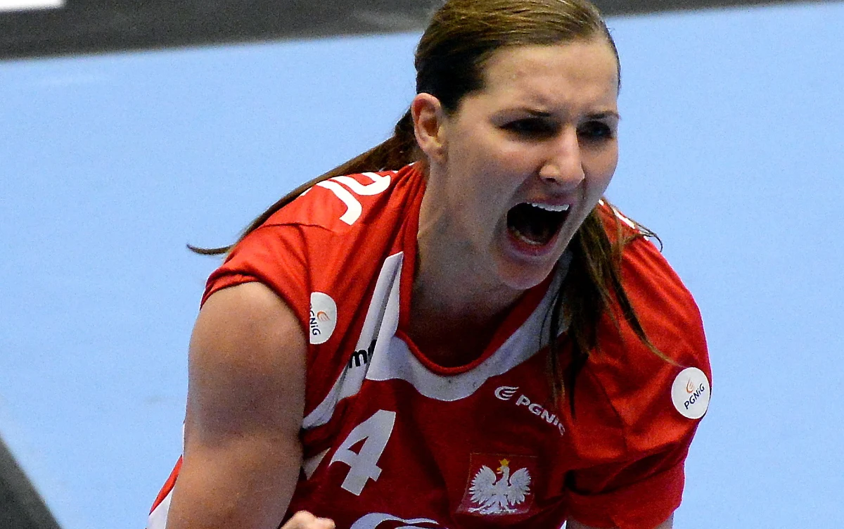 Nasze dziewczyny po ciężkim i bardzo wymagającym meczu z Węgierkami zameldowały się w ćwierćfinale Mistrzostw Świata. I choć biało-czerwone na każdym kroku podkreślają, że tylko wspólną pracą i wspólnym wysiłkiem odnoszą sukcesy to warto nieco więcej napisać o Karolinie Kudłacz-Gloc, czyli pani kapitan reprezentacji.
