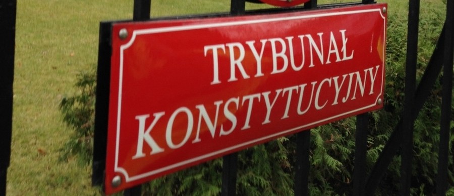 Trwają prace nad nową ustawą o Trybunale Konstytucyjnym - powiedział szef klubu PiS Ryszard Terlecki. Nie wykluczył, że projekt trafi do Sejmu w czasie posiedzenia, które rozpocznie się we wtorek po południu.