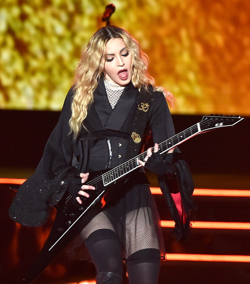 Madonna została wygwizdana przez tłum podczas jej koncertu w Anglii. Powodem było godzinne spóźnienie gwiazdy. Wokalista zamiast przeprosić fanów, wykrzyczała do nich kilka niecenzuralnych słów i kazała im "się zamknąć".