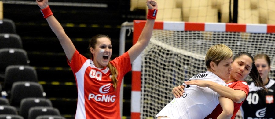 Polskie piłkarki ręczne awansowały w poniedziałek do ćwierćfinału mistrzostw świata po tym jak niespodziewanie ograły faworyzowane Węgierki. Na filmie umieszczonym na profilu "Kocham Ręczną" możecie obejrzeć, jak panie świętowały ten triumf zaraz po meczu.