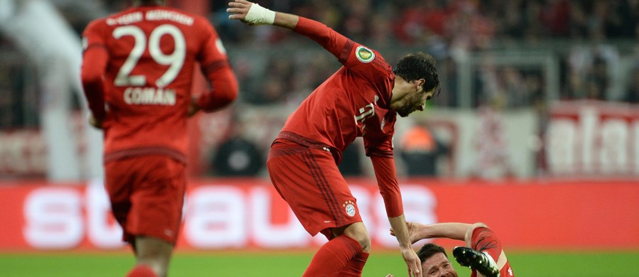 Piłkarze Bayernu Monachium, wśród nich Robert Lewandowski, awansowali do ćwierćfinału Pucharu Niemiec po skromnym zwycięstwie nad rywalem z ekstraklasy SV Darmstadt 1:0. Jedyną bramkę zdobył efektownym strzałem z dystansu Hiszpan Xabi Alonso.