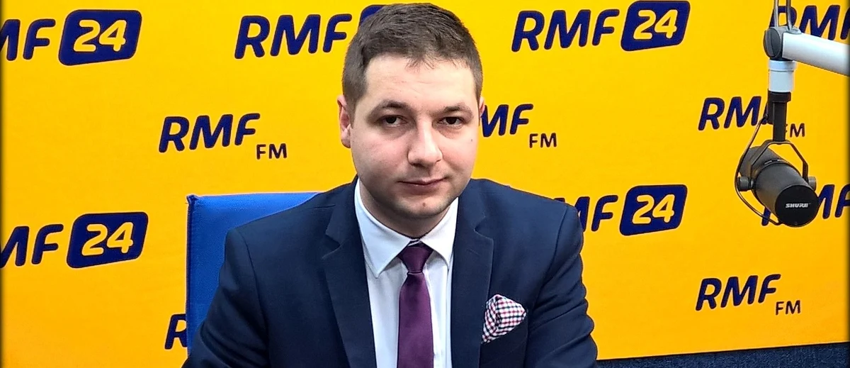 Dokąd PiS chce przenieść Trybunał Konstytucyjny? "Na Kamczatkę. Żartuję oczywiście. Nie ma decyzji o przeniesieniu, jest tylko taka możliwość, a to różnica. Nic się nie stanie, jeśli Trybunał zostanie w stolicy, ale czy to będzie różnica, czy będzie orzekał w Warszawie, czy Krakowie?" - mówi gość Kontrwywiadu RMF FM wiceminister sprawiedliwości Patryk Jaki, pytany o projekt nowelizacji ustawy o Trybunale. Sędziowie będą składali przysięgę przed marszałkiem Sejmu? "Osobiście wolałbym, żeby sędziowie składali przysięgę przed prezydentem" - odpowiada. "Nie podpisywałem się pod tym projektem, dokładnie go nie czytałem. Nie pracował nad tym rząd, tylko posłowie" - dodaje. Zdaniem Jakiego, "prezes Rzepliński zrobił wszystko, żeby autorytet TK był żaden". "Prezes przed rozprawą łaził po telewizjach i ogłaszał, jaki będzie wyrok. To standardy afrykańskie" - uważa wiceminister. "Wątpliwości minister Kempy były absolutnie słuszne, bo art. 44 ustawy o TK mówi wprost, że w sprawach zawiłych i doniosłych TK może orzekać tylko w pełnym składzie" - mówi Jaki. Dodaje, że wątpliwość co do składu miał sam Trybunał, "to dlaczego czepiamy się kancelarii premiera, że wątpliwość podziela"? "Jeśli premier zada pytanie prezesowi na karteczce, to nic wielkiego się nie stanie. To nie jest nic złego, to nie jest faszyzm. Czapka mu z głowy nie spadnie, jeśli będzie w stanie wyjaśnić wątpliwości" - uważa gość RMF FM.
